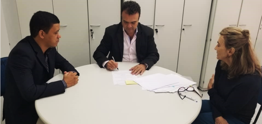 Prefeito Pedro Franco assina convênio para construção de reservatório no Complexo Empresarial