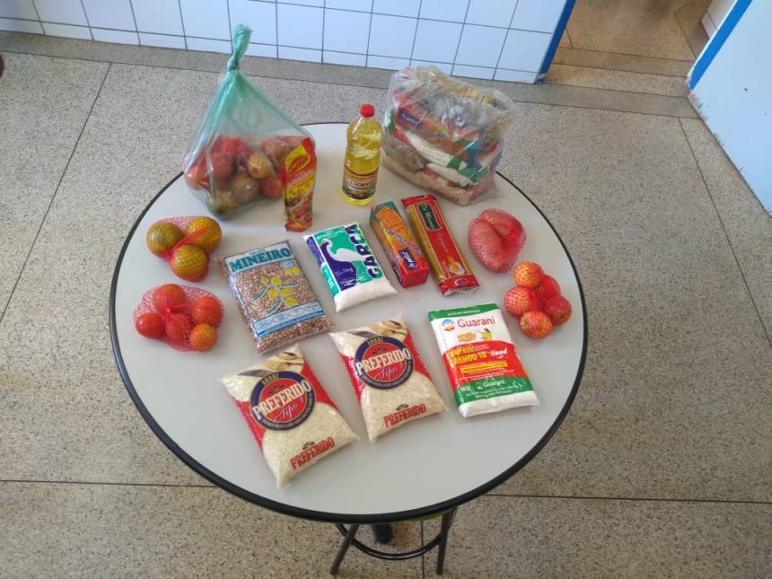 Prefeitura entrega cesta de alimentos para alunos das escolas municipais