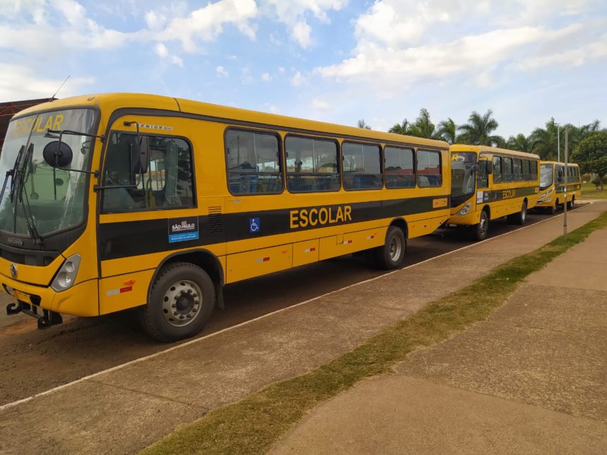 Engenheiro Coelho recebe mais dois ônibus escolares