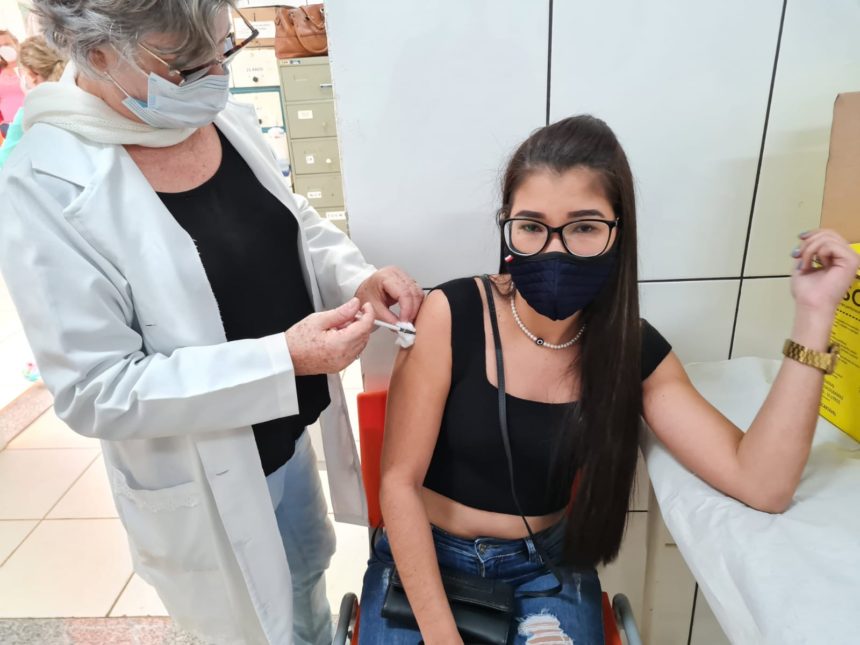 Engenheiro Coelho começa a vacinar adolescentes acima de 15 anos sem comorbidades