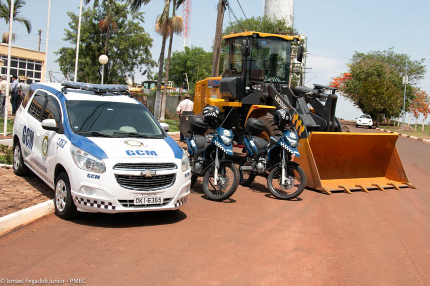 Prefeito Dr. Zeedivaldo entrega veículos para a segurança pública e secretaria de obras
