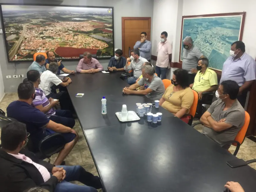 Prefeito e vice-prefeito se reúnem com moradores do Residencial ‘Céu Azul’