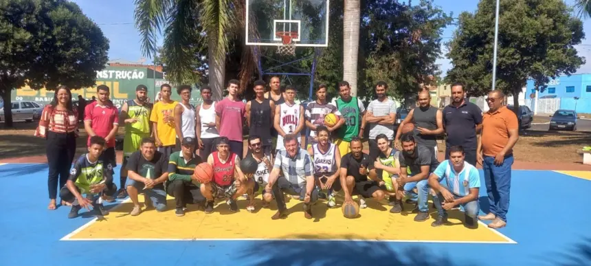 Prefeitura atende pedido de atletas e inaugura quadra de basquete 3×3