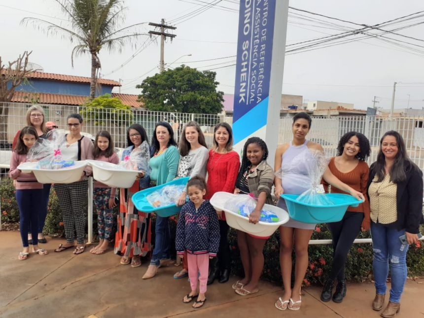 Prefeitura entrega kits de auxílio a natalidade para gestantes atendidas no CRAS