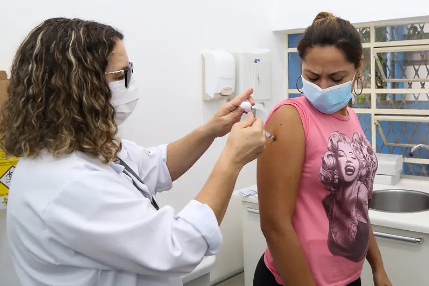 Engenheiro Coelho inicia a aplicação de vacina meningocócica C para profissionais de saúde