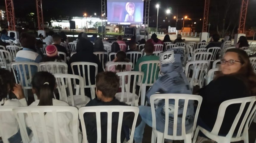 Barracão da feira recebe ‘Cinema na Praça’.