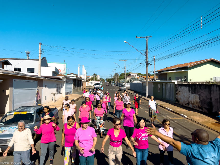 Dezenas de mulheres participam do Dia D de combate ao câncer