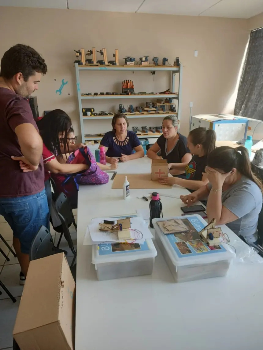 Professores de Engenheiro Coelho passam por mais um treinamento em ‘Espaço Maker’