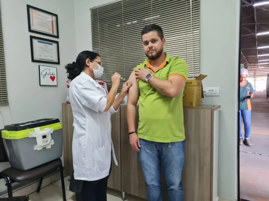 Empresas recebem equipe da saúde para aplicação de vacinas