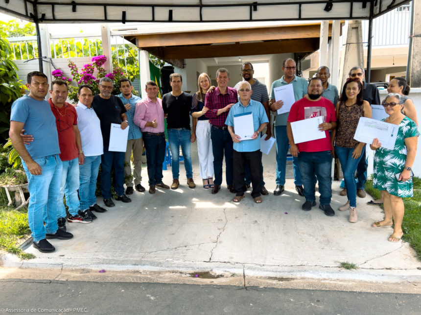 Proprietários de imóveis recebem título de propriedade definitiva no Chácara Primavera