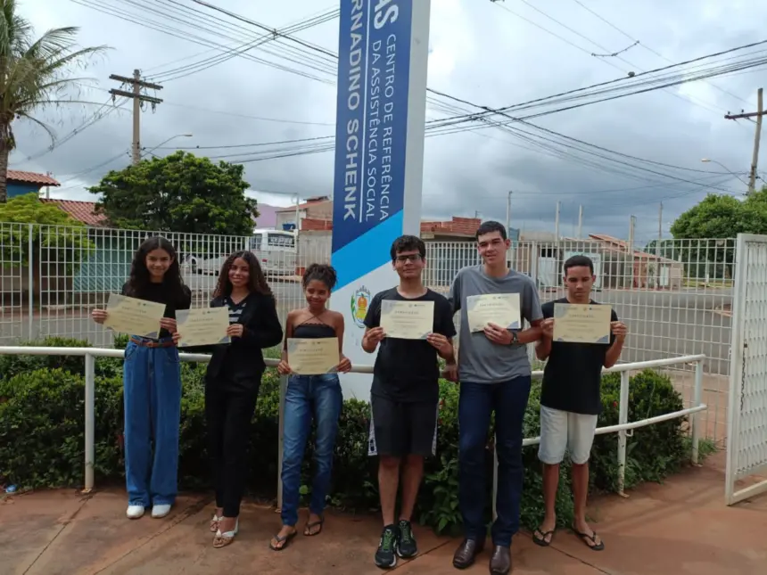 CRAS entrega certificado para alunos de oficinas de 2022