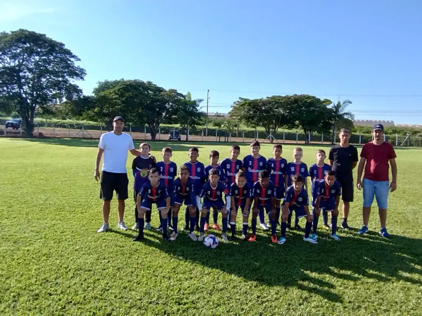 Equipe sub 15 de Engenheiro Coelho estreia com vitória em campeonato regional de futebol.