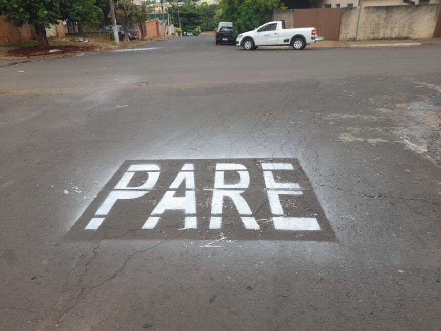 Prefeitura de Engenheiro Coelho realiza diversas ações de pintura asfáltica e sinalização direcional