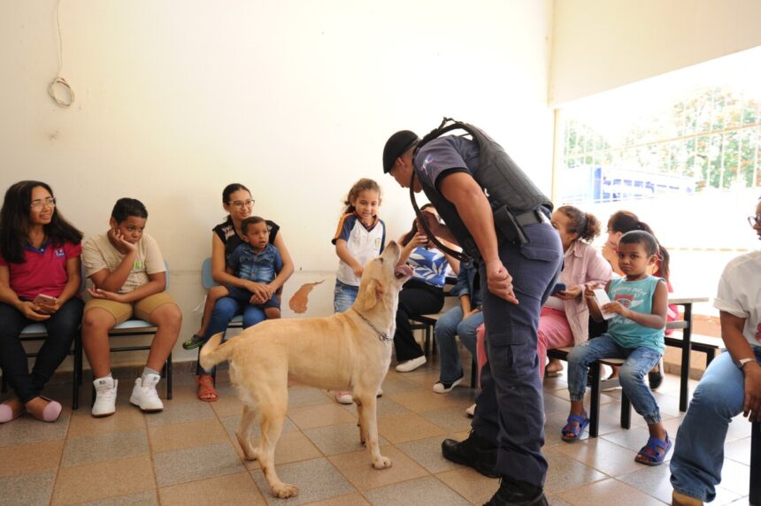Prefeitura de Engenheiro Coelho Promove Evento Terapêutico com Cães para Crianças Atendidas pelo Centro Educacional Especializado