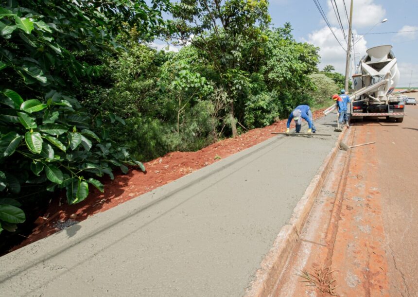 Prefeitura de Engenheiro Coelho inicia obra de calçada no Bairro Jardim do Lago