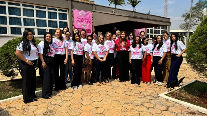 Outubro Rosa com iluminação especial e entrega de camisetas às servidoras
