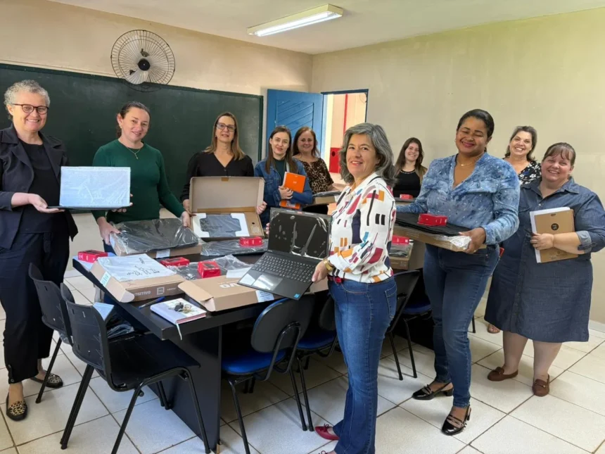 Secretaria de Educação entrega novos notebooks para diretoras das escolas municipais