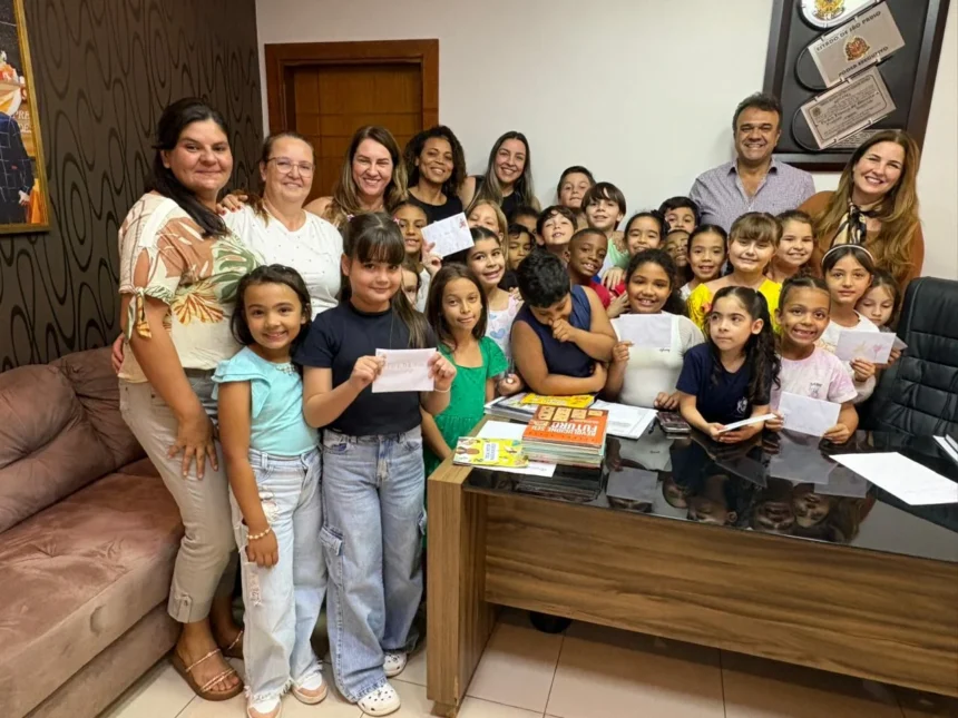 Alunos participam de atividade de escrita de cartas e recebem visita especial da Primeira-Dama e Secretária de Educação