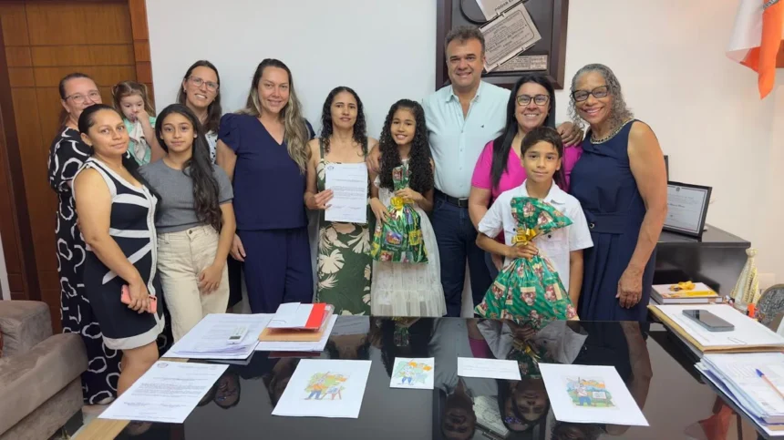 RECEBE ALUNOS VENCEDORES DE CONCURSOS MUNICIPAIS DE CRIATIVIDADE