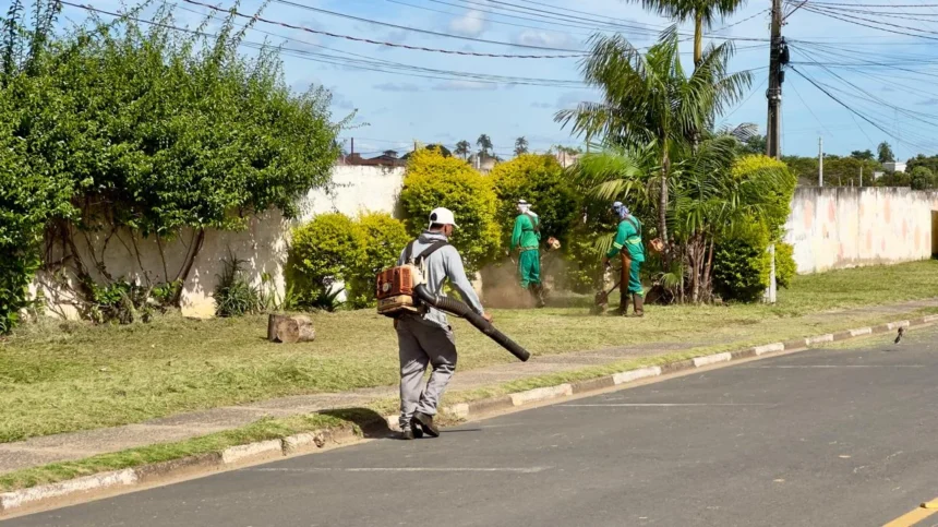 AÇÃO DE LIMPEZA URBANA NO BAIRRO UNIVERSITÁRIOS