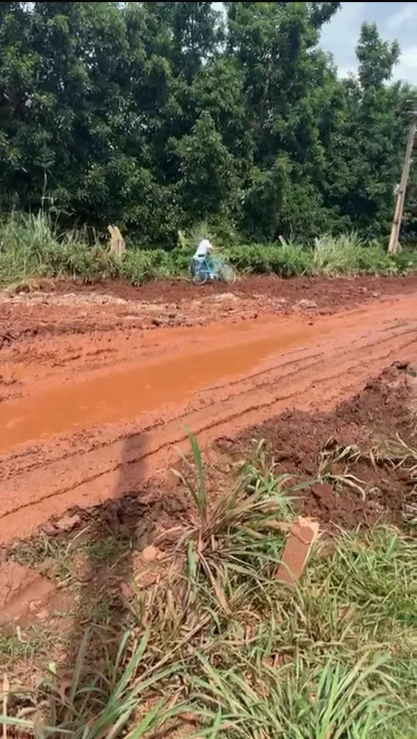 Prefeitura de Engenheiro Coelho, em parceria com o vereador Barrão, realiza melhorias em trecho de estrada rural