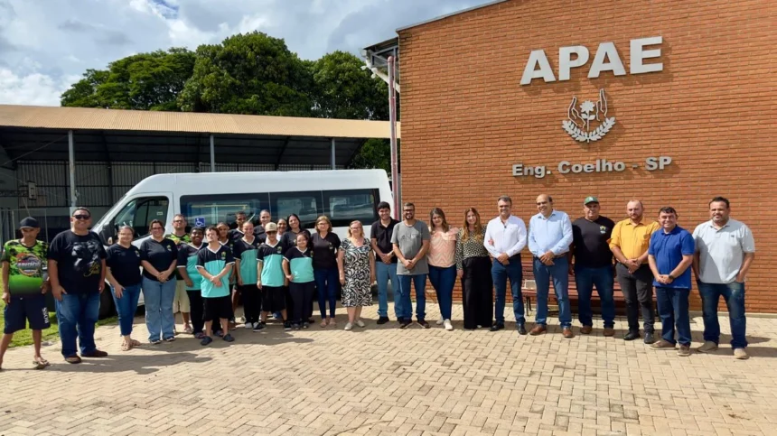 Entrega nova van para a APAE e reforça compromisso com a inclusão