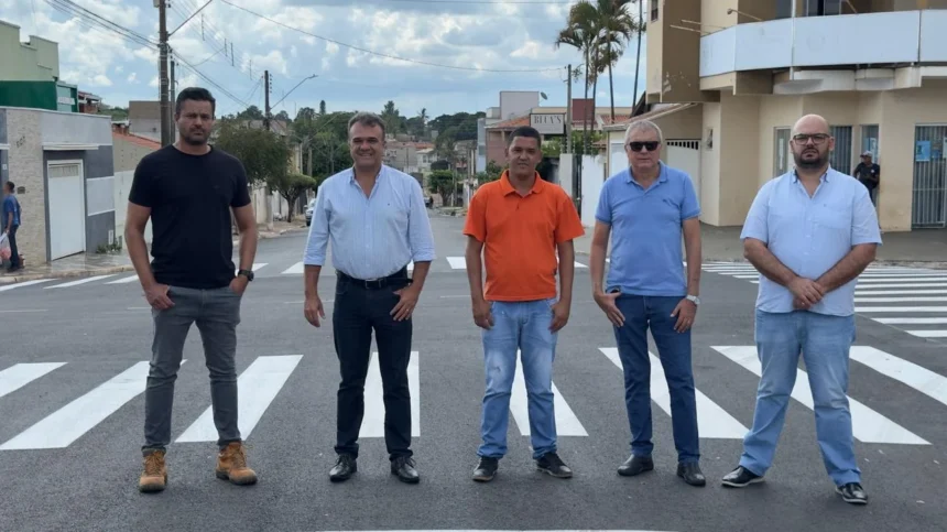 Prefeito Pedro Franco acompanha de perto melhorias na sinalização de trânsito no Bairro Luiz Fávero