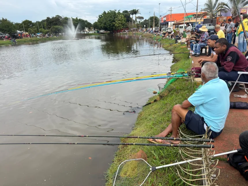 Tradicional pescaria no Lago Municipal