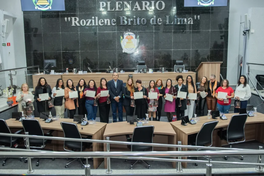 Qualificação de profissionais para o atendimento aos estudantes da Educação Especial.