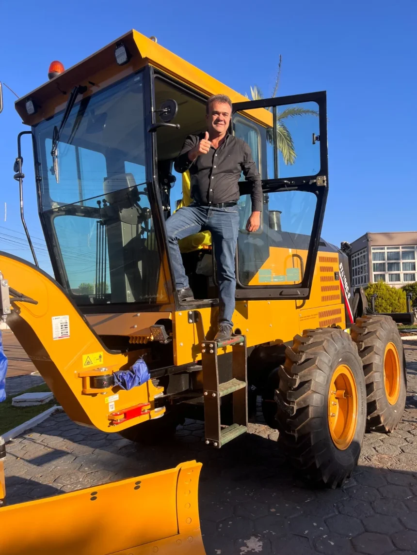 ENGENHEIRO COELHO RECEBE MOTONIVELADORA 0 KM PARA FORTALECER A INFRAESTRUTURA DA ÁREA RURAL